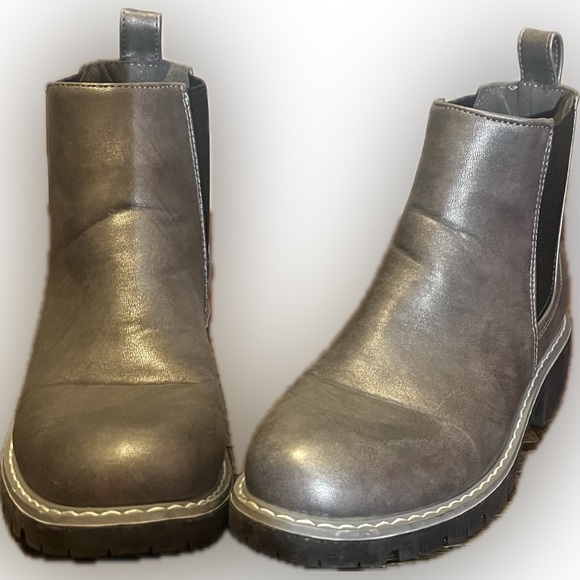 Seven7 NWOT billie chelsea boot in pewter-size 7 - Picture 1 of 3